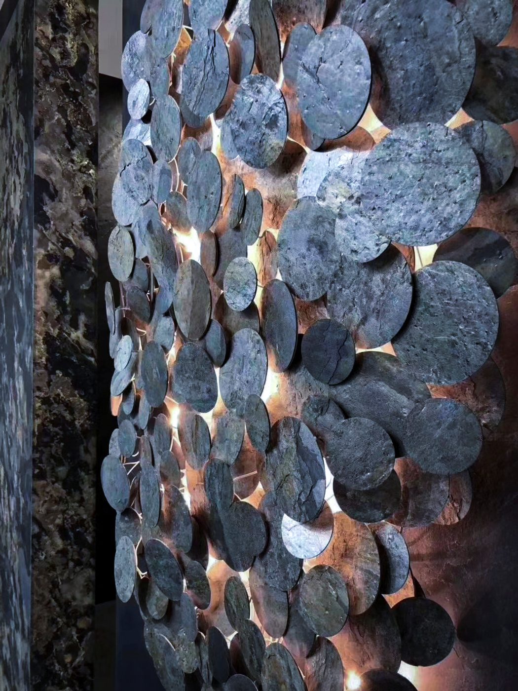精品酒店石材裝置牆|Boutique hotel stone installation wall