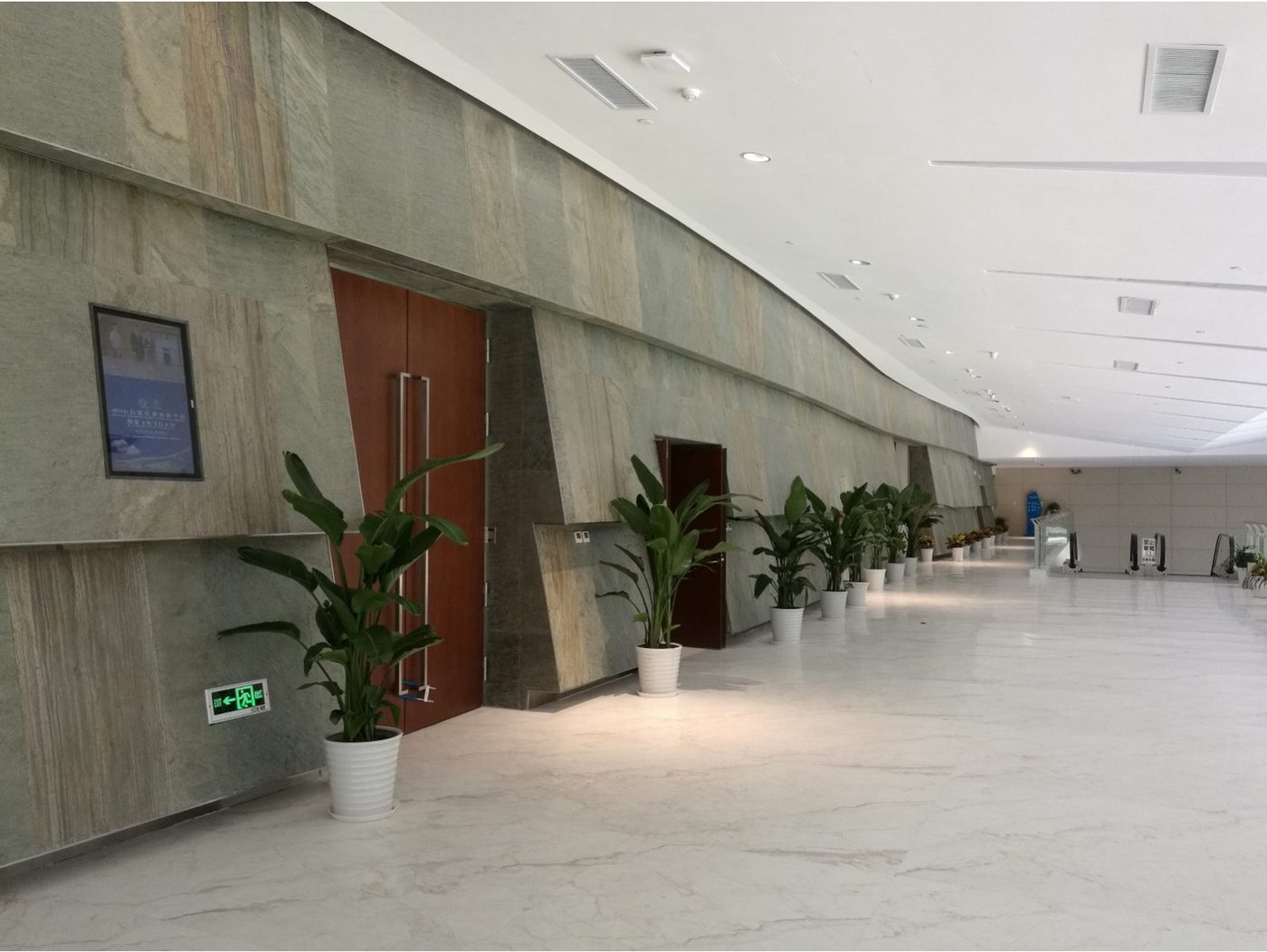 辦公廊道曲牆|Curved office corridor wall
