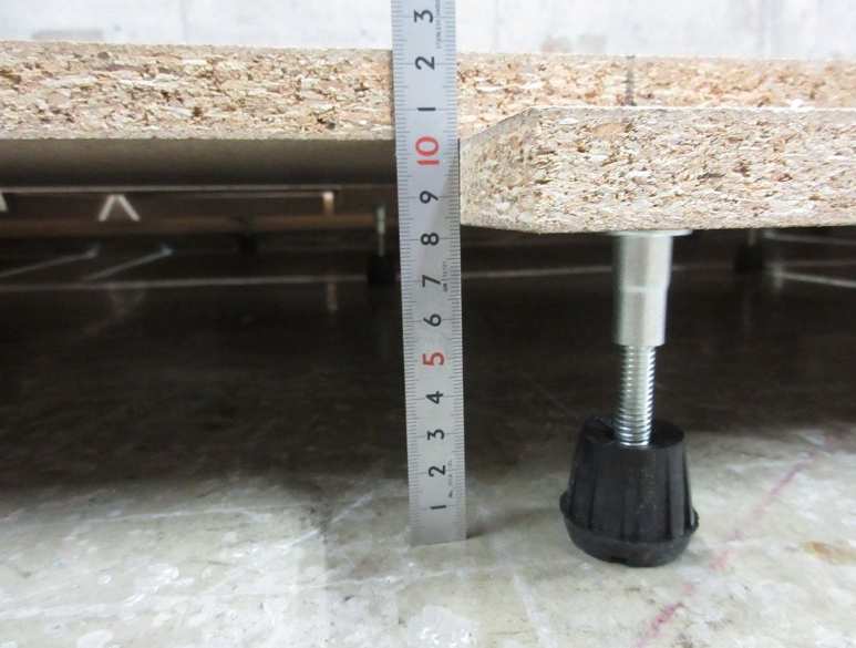 乾式架高隔音地板完成面高度 173.5mm 中心剖面與防振橡膠支撐腳
