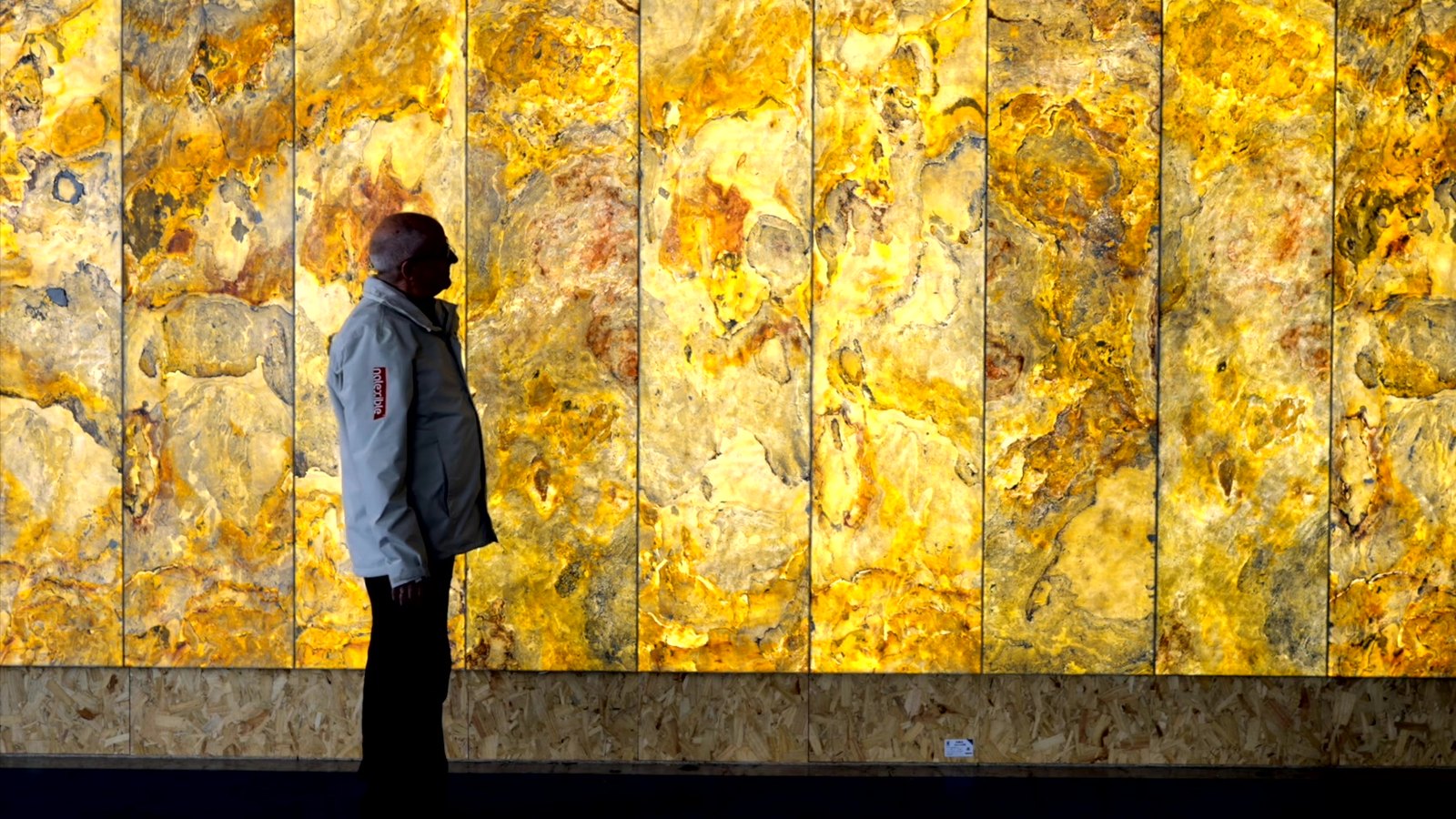 LumiSlate™ 透光石材安裝完成點亮後 / LumiSlate™ wall lit after installation